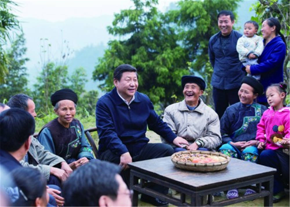 习近平在湘西土家族苗族自治州花垣县排碧乡十八洞村同村干部和村民座谈。新华社